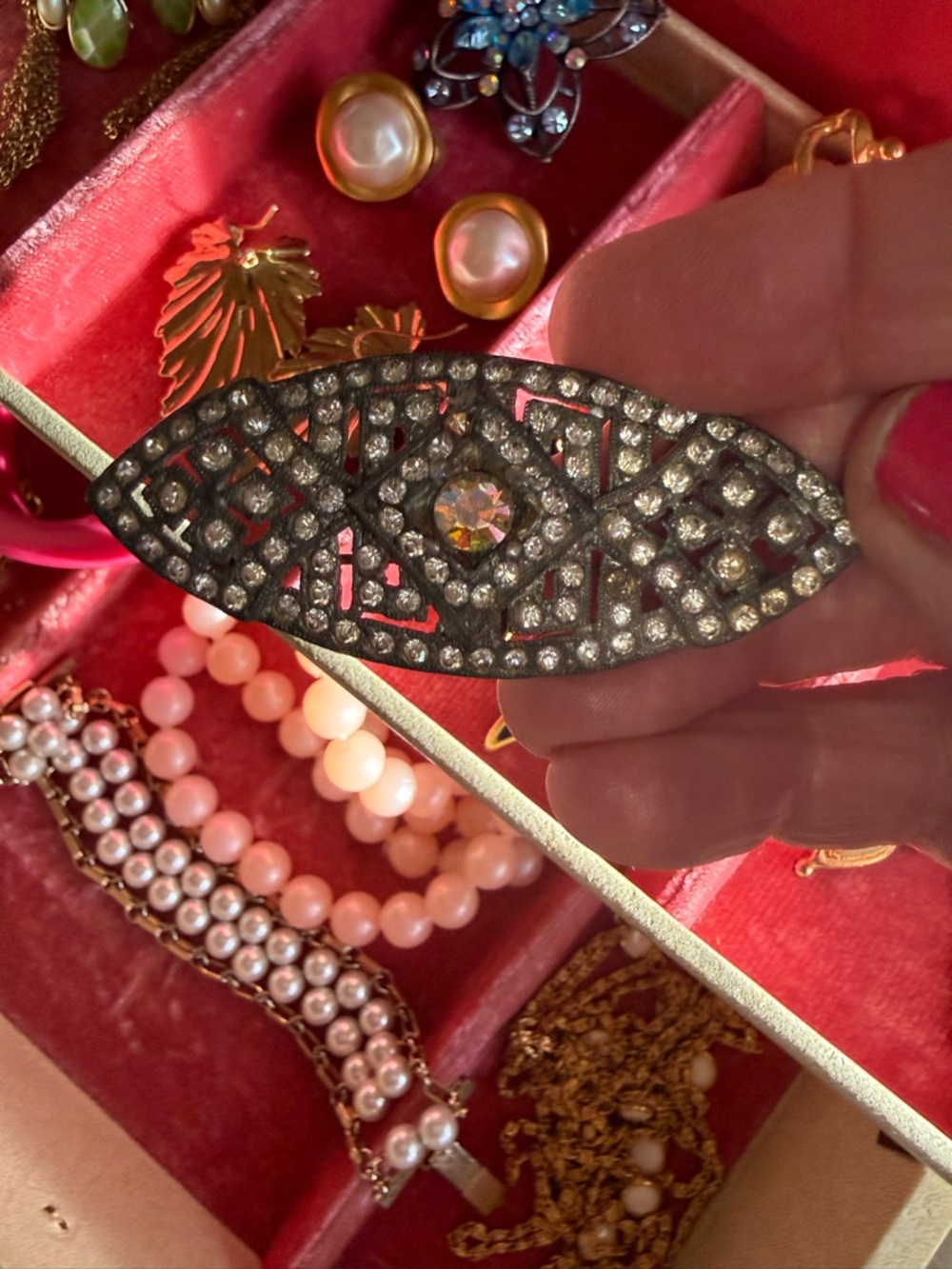 Vintage Jewelry Box filled Jewelry, Lady BuxtonVTG brooches earring’s necklaces - Picture 11 of 16
